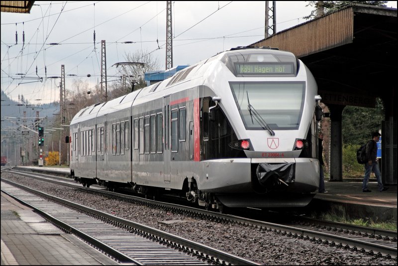 ET23004 wartet als ABR99733, (RB91  Ruhr-Sieg-Bahn ) nach Hagen Hbf, in Plettenberg. (03.04.2008)

