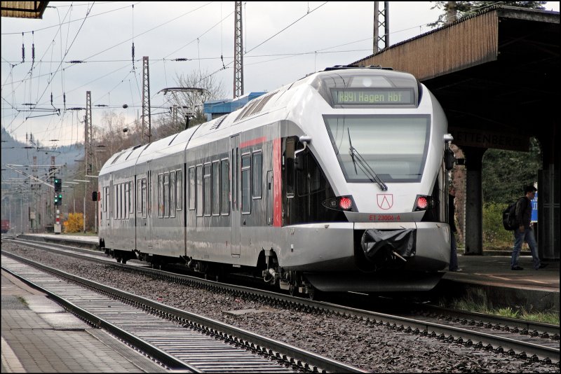 ET23004 wartet als ABR99733, (RB91  Ruhr-Sieg-Bahn ) nach Hagen Hbf, in Plettenberg. (03.04.2008)

