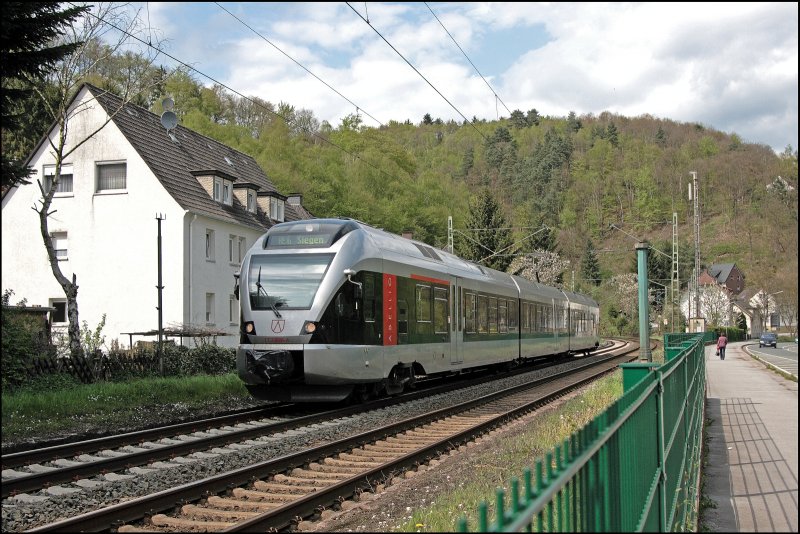 ET23006 durchfhrt als ABR99620, (RE16  Ruhr-Sieg-Express ) den ehemaligen Haltepunkt Einsal Richtung Siegen. Nchster Halt des Zuges ist Altena(Westf). (30.04.2008)
