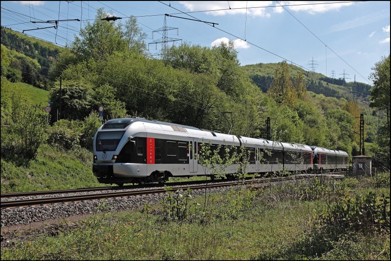 ET23007 und ET22004 fahren als ABR99648, (RE16  Ruhr-Sieg-Express ) von Essen Hbf nach Siegen, und werden in wenigen Minuten Letmathe erreichen. (04.05.2008)
