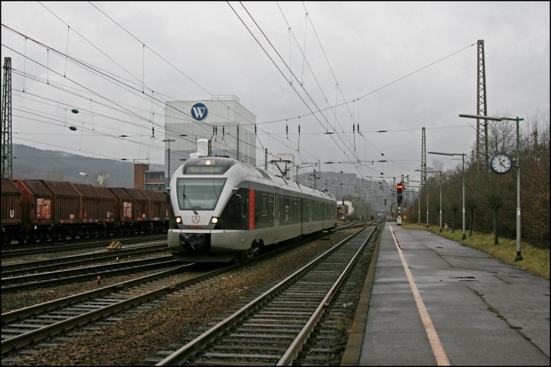 ET23008 fhrt als ABR99616 (RE16  Ruhr-Sieg-Express ), von Essen Hbf nach Siegen, in Plettenberg ein. (18.01.2008)