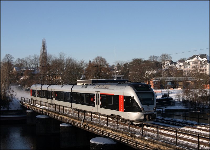 ET23008  Finnentrop  berquert als ABR33815 (RB40  Ruhr-Lenne-Bahn ) den Harkortsee. (06.01.2009)
