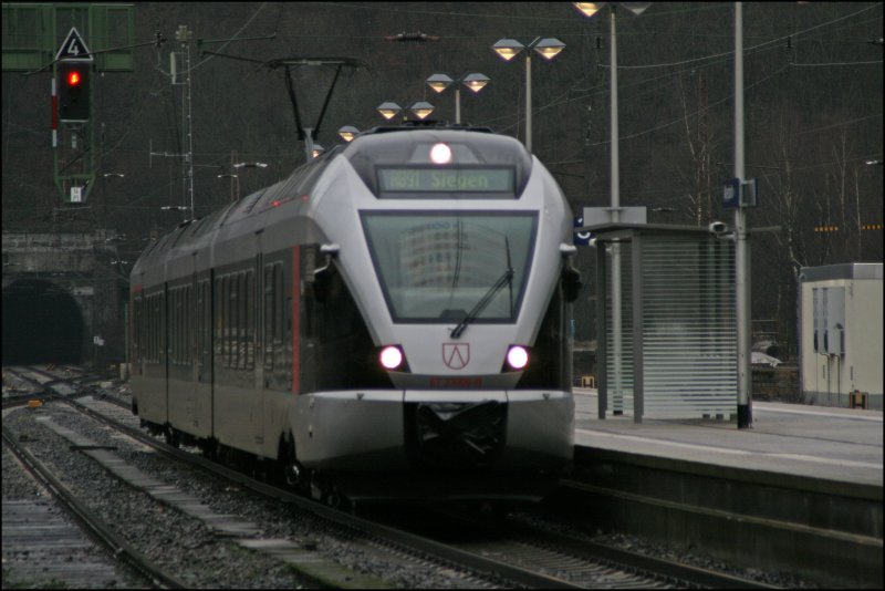 ET23009 fhrt als ABR99728, (RB91  Ruhr-Sieg-Bahn ) von Hagen Hbf ber Finnentrop und Altenhundem nach Siegen, in Werdohl ein. (21.01.2008)