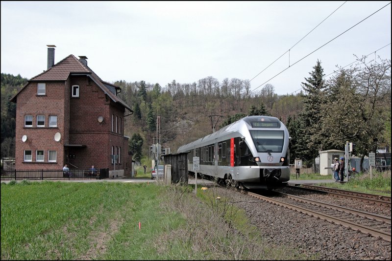 ET23009 fhrt bei schnen Fotowetter als ABR99648 ( RE16  Ruhr-Sieg-Express ), von Essen Hbf nach Siegen, und passiert das ehemalige Bahnwrterhaus zwischen Werdohl und Plettenberg. Dieser Zug wird zwischen Finnentrop und Siegen auch die Halte der Regionalbahnen anfahren. (27.04.2008)
