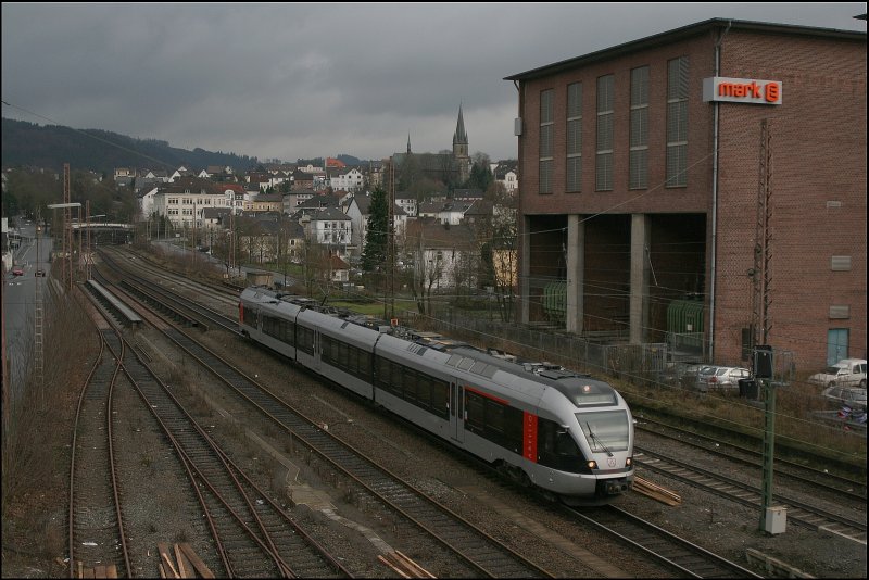 ET23xxx fhrt als ABR99617 (RE16 „Ruhr-Sieg-Express“) in Werdohl ein.  (11.12.2007)