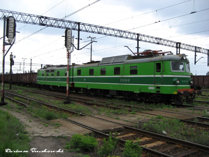 ET40-30 mit einem Gterzug wartet auf Signal zum fahren am 17.05.2007 in Bydgoszcz Wschod.