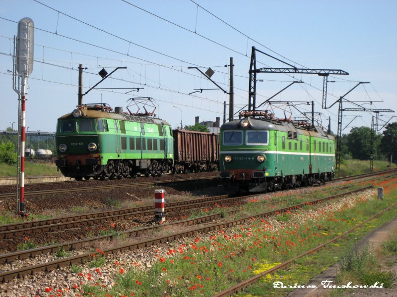 ET40-44 wartet auf grnes Licht und neben ihm fhrt eine ET22-922 am 11.06.2007 in Bydgoszcz.