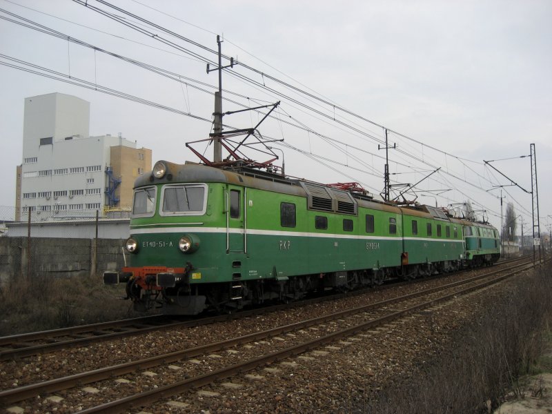 ET40-51 und ET22-387 fahren zusammen am 26.02.2008 durch Bydgoszcz (Bromberg) nach Westen. 