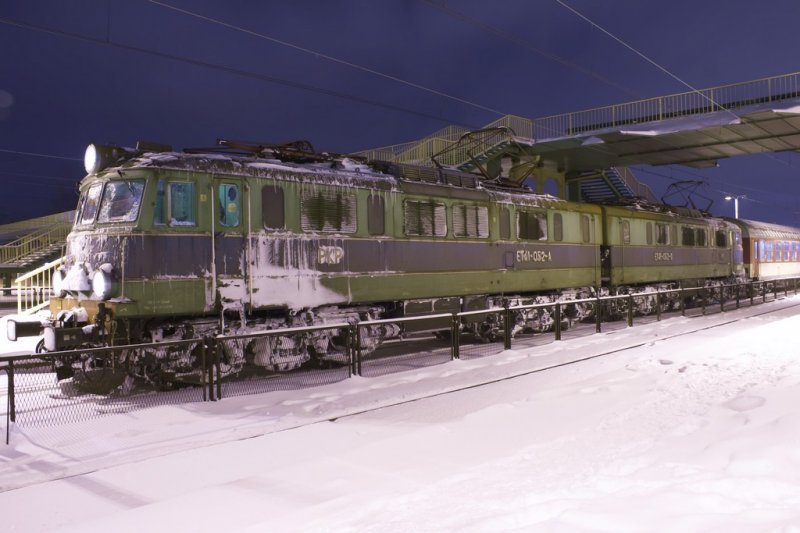 ET41-052 mit Personenzug (!!!) Skalnica (Zilina - Krakow Glowny) in Bielsko-Biala am 27.01.2007