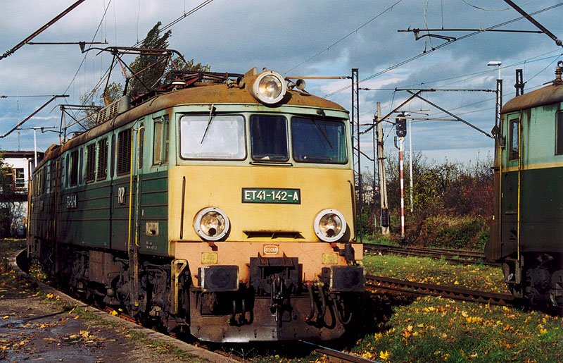 ET41-142 Swiebodzice der Guterzug nach Walbrzych, rechts ET21 ( 23.10.2002 )