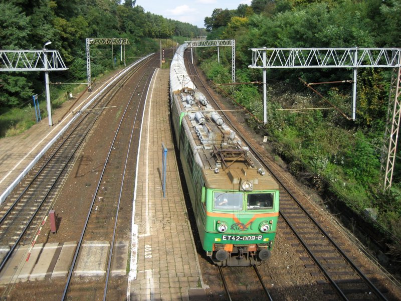ET42-009 fhrt mit einem Gterzug am 12.10.2007 durch Bydgoszcz Rynkowo in Richtung Toruń.