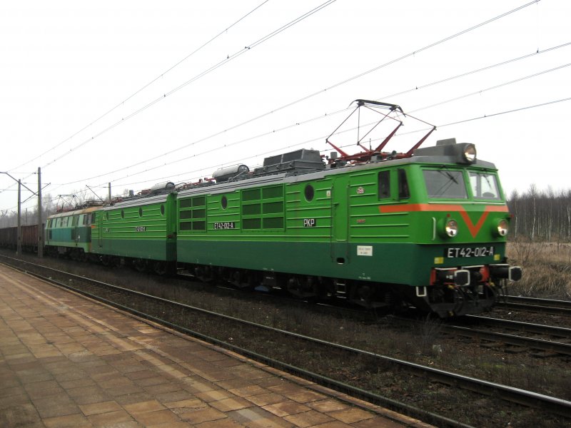 ET42-012 und eine ET22 fahren zusammen mit einem Gterzug am 07.03.2008 durch Bydgoszcz Leśna.