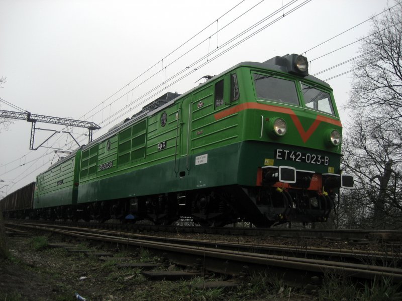 ET42-023 fhrt mit einem Gterzug am 04.04.2008 durch Bydgoszcz in Richtung Inowrocław.