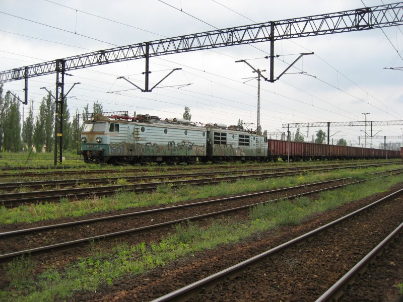 ET42-041 fhrt mit einem Gterzug durch Bydgoszcz in Richtung Torun.