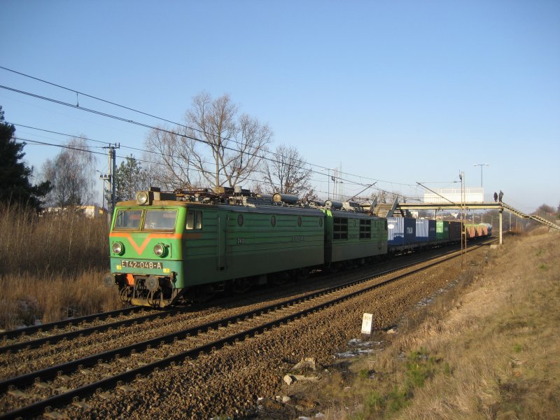 ET42-048 fhrt mit einem Gterzug am 13.01.2008 durch Bydgoszcz Błonie in Richtung Inowrocław.