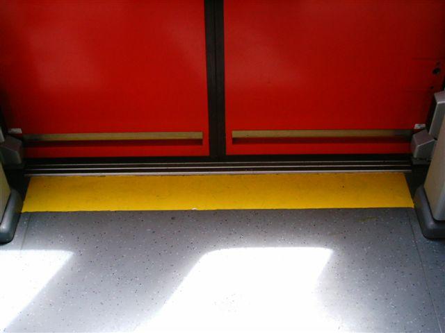 ET423 Einstiegsbereich, jetzt auch in Stuttgart mit gelbem Streifen. Die Stuttgarter haben es jetzt auch geschafft.
In Mnchen gibt es dies schon lange.
Photo by DJ.Anand