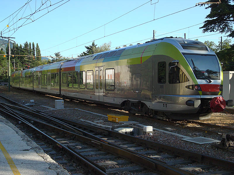 ETR 155 (neuer Stadler-Flirt) wartet mit gehobenem Stromabnehmer auf die nchste Transportleistung im Bahnhof Meran, 06. Sept. 2009, 17:46
