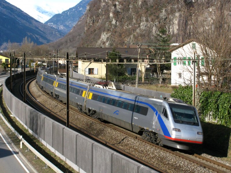 ETR 470 auf dem Weg nach Milano am 21.02.2009 bei Osogna.