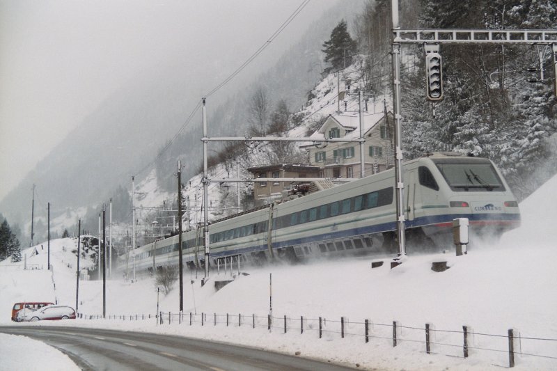 ETR 470 der Cisalpino AG unterwegs im frisch verschneiten Wassen am  Gotthard ,7.3.2006   