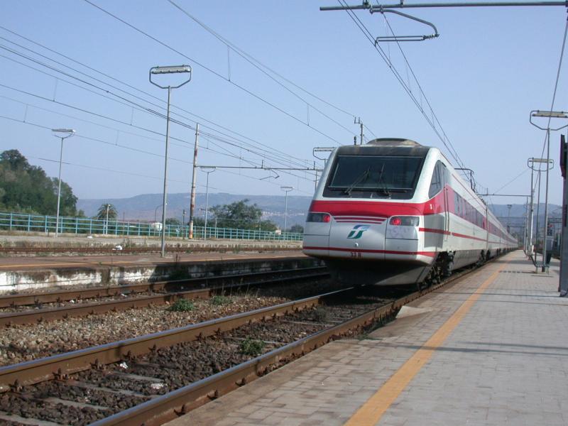 ETR 480 verlsst Rosarno ber die Hauptstrecke Richtung Lamezia Terme. (05.08.2002)