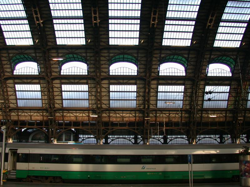 ETR 500 in der m�chtigen Bahnhofhalle von Milano Centrale. (05.08.2002)