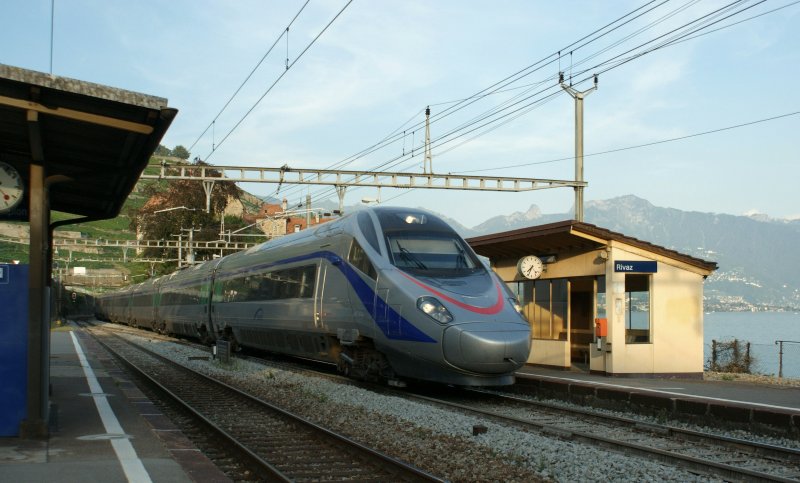 ETR 610 als CIS 40 bei der Durchfahrt in Rivaz. Leider konnte die untergehende Sonne den leicht verspteten ETR 610 nicht abwarten...
18. August 2009 
