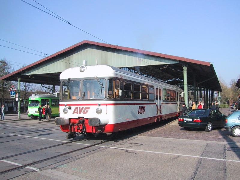 Ettlingen Stadt am 06.04.2002. An diesem Tag dieselte der AVG Triebwagen VT 452 (ehemals SWEG VT 108) als Sonderzug �ber die Murgtalbahn nach Sch�nm�nzach. Links ist ebenfalls ein Sonderzug zu erkennen. Der restaurierte Stra�enbahnzug war fr�her auf der Albtalbahn unterwegs.