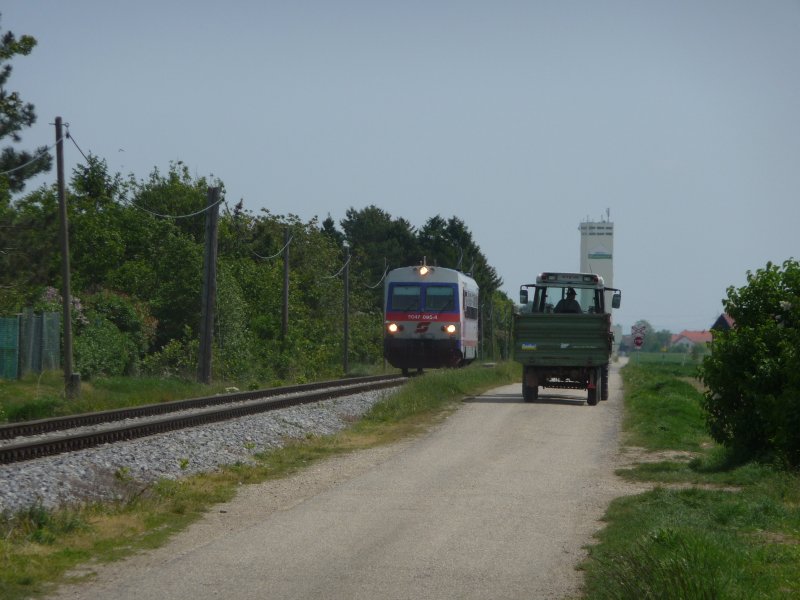 Etwa 100 m �stlich von der Bahnhaltestelle Pillichsdorf trifft der 5047 095-4 auf einen Steyr Traktor. (08.05.09)