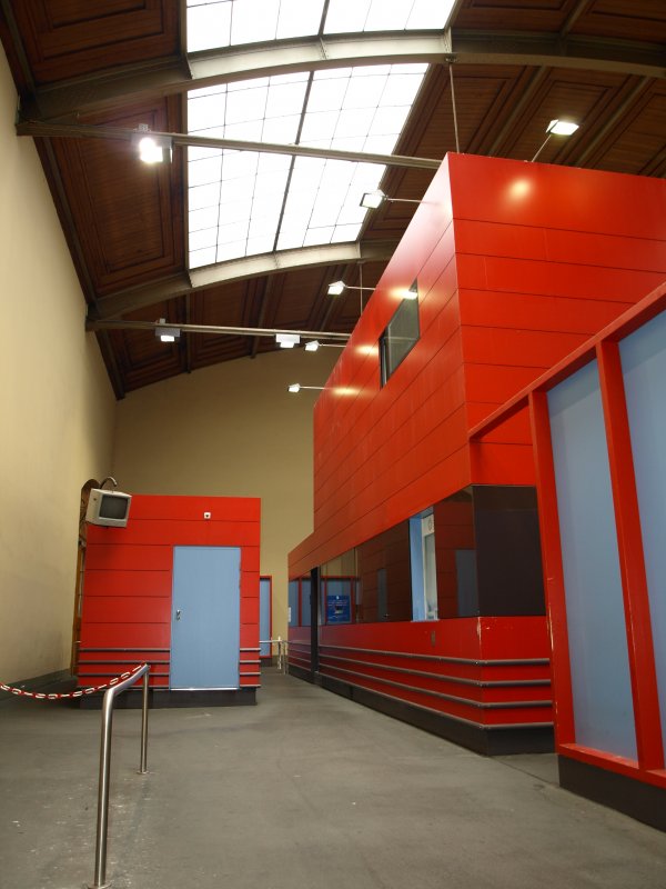Etwas aus der Mode gekommen der farbliche Anstrich der Zollkabinen im Bahnhof  Basel SNCF . Hier ein Teil des Gangs der Passkontrolle, fotografiert am 6. Juli 2008.