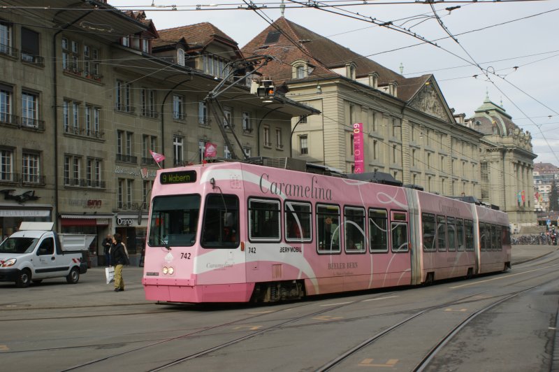 Etwas eigenartige Farbgebung. SVB Be 4/8 beim verlassen der Haltestelle Zytglogge in Bern Richtung Hauptbahnhof. 03.02.2009