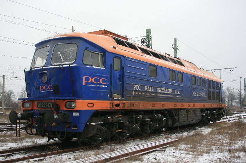 etwas eingesaut und mit leichtem Puderzucker bestreut, steht BR 232-171 als Vertreterin der neuen Tochter von DB Schenker am 01.02.09 in Guben