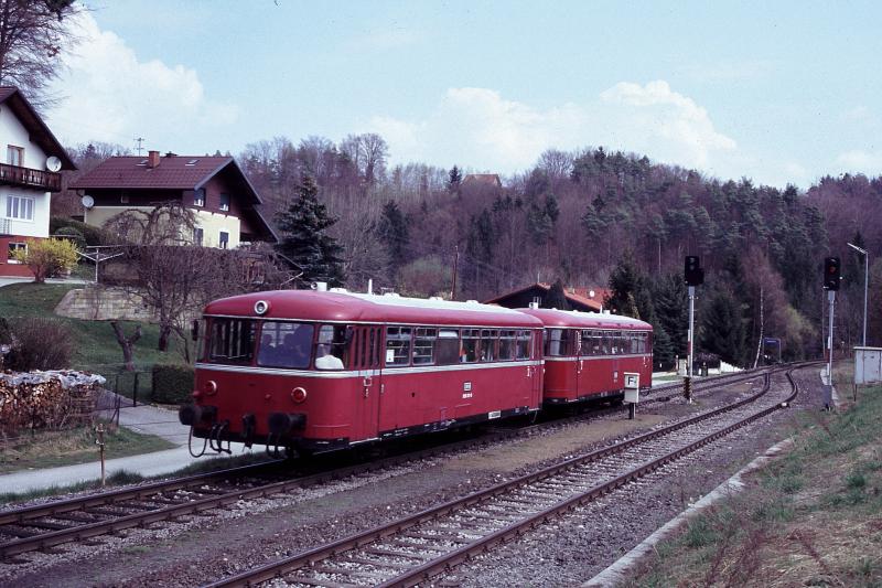 Etwas ganz Besonderes ! Eine ganz spezielle Fahrt mit dem  VT 798, hierim Bereich des Bahnhofes in Lanitzhhe,aufgenommen am 14.4.2005.