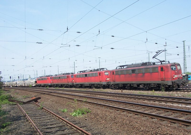 Etwas ganz seltenes (zumindest fr mich). Eine 140 unter Draht und drei weitere 140 abgebgelt vor einem Gterzug aus Autotransportwagen. Sommer 2005 vor dem Bw-Gelnde