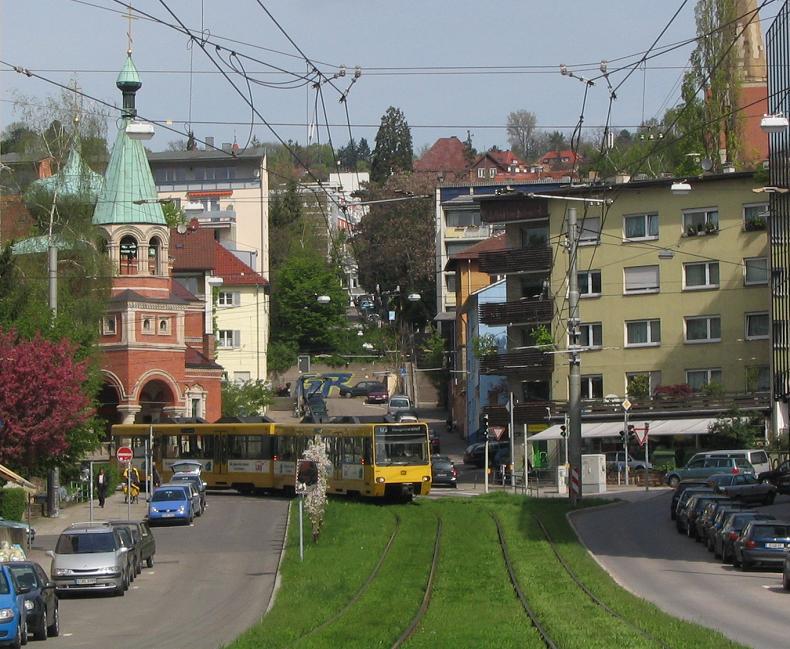 Etwas grün auf der Straße - 

Rasenbahnkörper der Linie U2 in der Seidenstraße im Stuttgarter Westen, links die Russische Kirche, 

28.4.2005 (M)