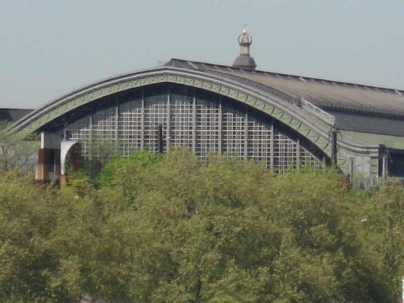 Etwas hinter Bumen ragt die Bahnhofshalle des Klner Hauptbahnhof hervor. Fotografiert am 16. April 2007 vom Deutzer Rheinufer aus, mit Zoom