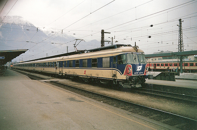 Etwas kalt drfte dem 4010 021 nach der Ankunft als Ex188 in Innsbruck am 25. November 1988 schon gewesen sein, wenn man sich das Bild so anschaut.