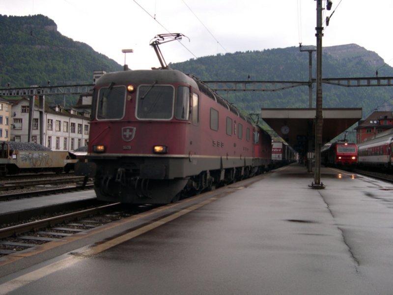 Etwas regnerisch war der Abend des 30.04.2007 als Re 6/6 11609 und Re 4/4 11179 als so genannte Re 10/10 in Arth-Goldau mit ihrem Gterzug dem Gotthard zustreben. Im Hintergrund ist der Voralpenexpress nach Luzern, bespannt mit der Vgele-Lok zu erkennen.