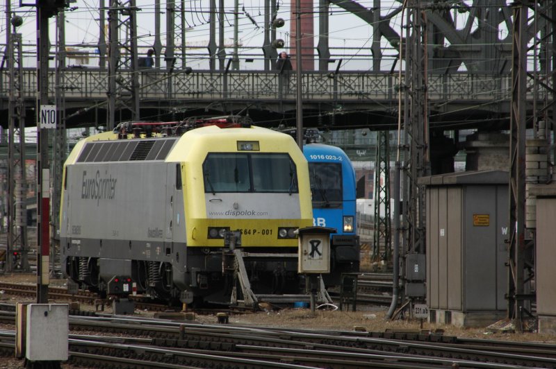 Etwas schchtern schaut der Kyoto-Stier (1016 023) hinter dem Prototyp 127 001 hervor