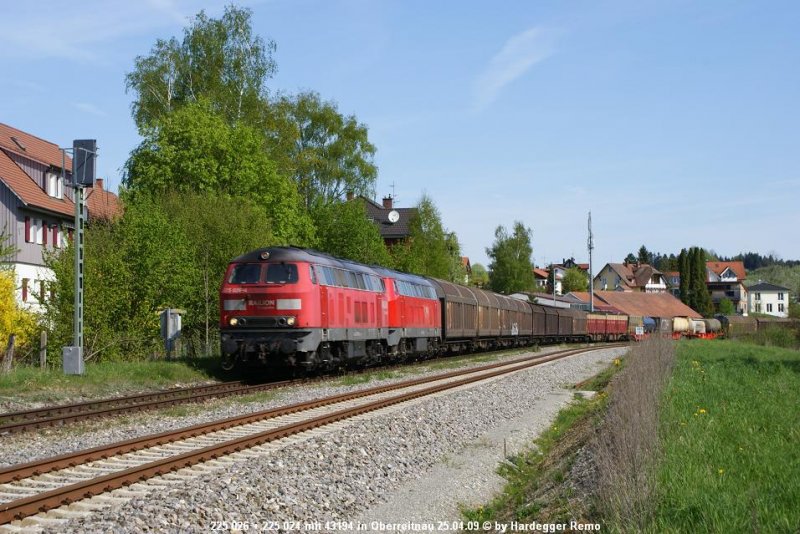 Etwas spter rollt der 43194 durch Oberreitnau zu Tale. Bespannt wurde er mit 225 026 und 225 024, die zudem beide Hutzenlos und mit dem Belgien-Paket ausgerstet sind!
25.04.09