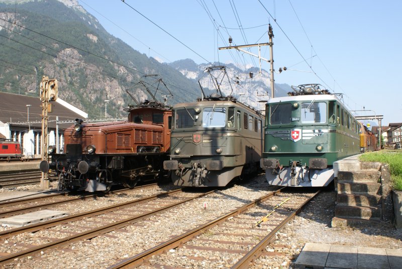 Etwas spter wurden die Fahrzeuge nebeneinander abgestellt, was den Fotografen erlaubte, Krokodil und die beiden Ae 6/6 nebeneinander abzulichten. Sehr deutlich wird hier der Unterschied zwischen der aufgearbeiteten Ae 6/6 11402 rechts und der noch nicht renovierten Ae 6/6 11411 in der Mitte.
