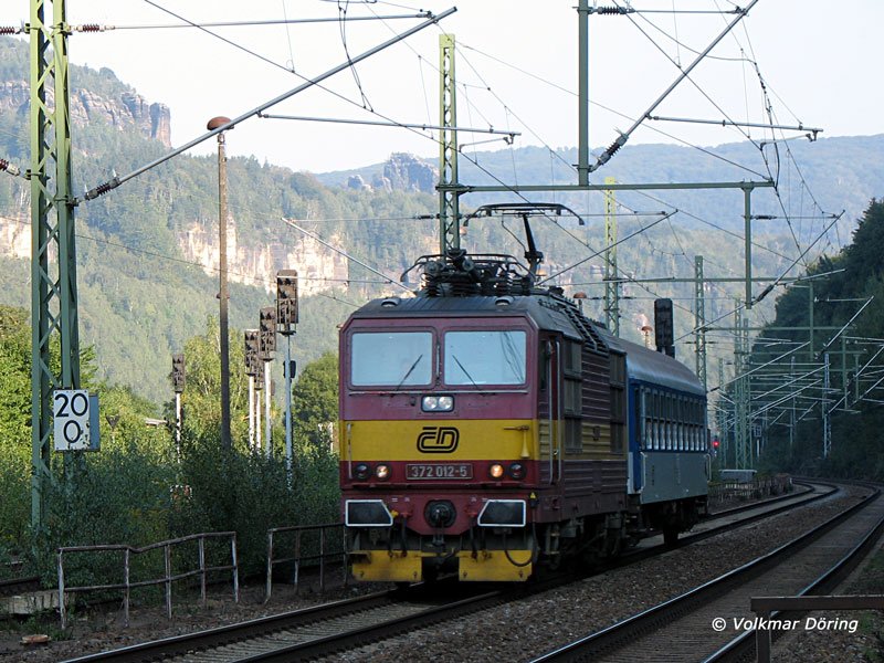 Etwas bermotorisiert? - 372 012 bringt einen einzelnen Waggon aus Tschechien; im Hintergrund die Schrammsteine (Schsische Schweiz) - 14.09.2006, bei Krippen