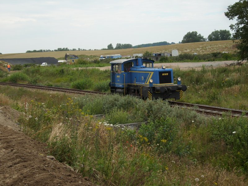 Etwas verloren geht die kleine MWB-Lok V250 im groen Fhrhafen Mukran.Hier ist Sie am 14.Juli 2009 wieder unterwegs um neue Zementwagen zuholen.