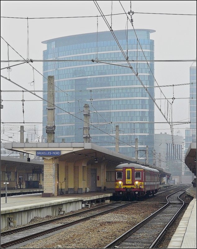 Etwas verloren wirkt die AM62 228.210 am Bahnsteig in Bruxelles Nord. Am gegenber liegenden Bahnsteig gibt es auch eine  Wachrttelkurve  fr Lokfhrer. 27.02.09 (Jeanny)