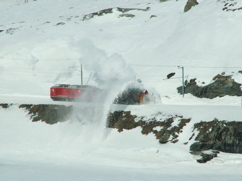 Etwas zum  Schleudern  gab es dann doch noch fr die RhB Dampfschneeschleuder Xrot 9213 unten am zugefrorenen Lago Bianco.17.02.07
