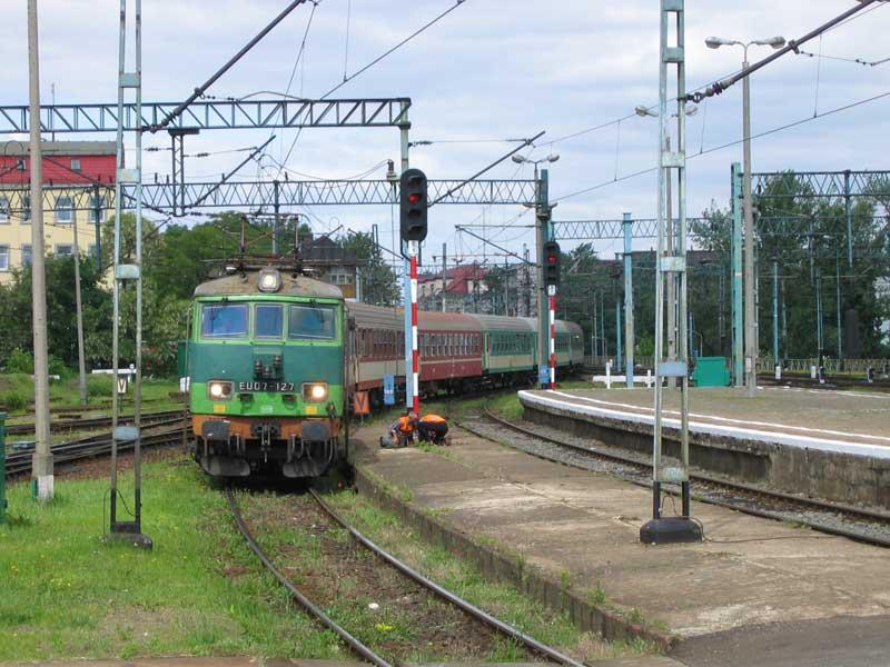EU 07-127 mit dem D83100 Stettin (Szczecin) - Przemysl bei Einfahrt in Breslau Hbf. (Wroclaw Glowny) - 01.06.2005
