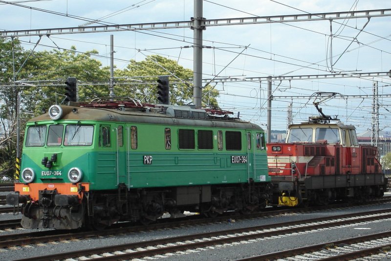EU 07-364poln. E-Lok in Prag hl.n. Im Hintergrund sieht man eine 111.     18.6.09 