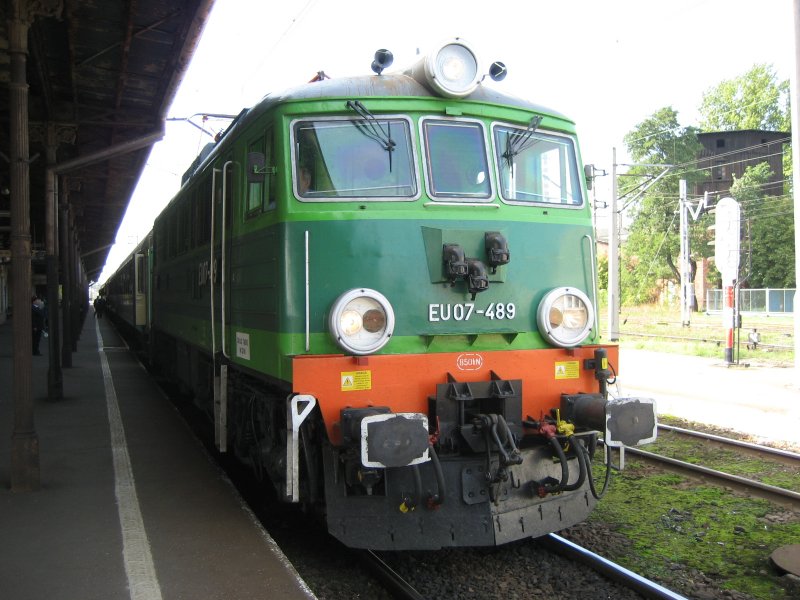 EU 07-489 mit Personenzug kurz vom Abfahrt aus Hauptbahnhof Bydgoszcz.