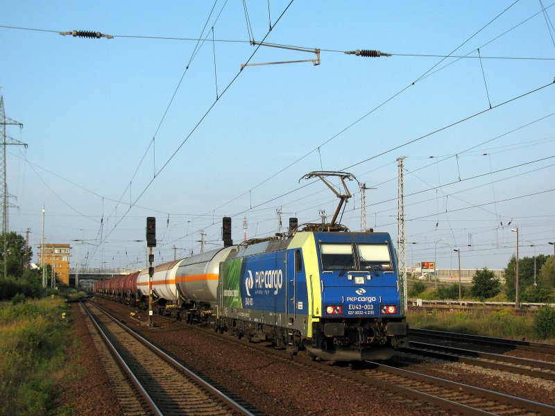 EU 43 003 mit Kesselwagen durch Berlin Schnefeld Flughafen.