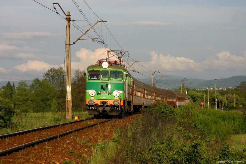 EU06-17 mit Personenzug  Skalnica  Zilina-Krakw Głwny, Łodygowice am 17.05.2007
