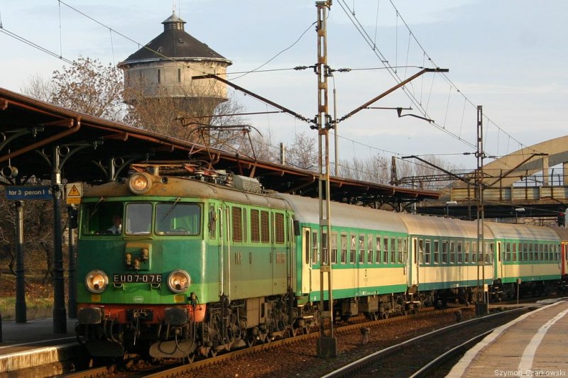 EU07-076 mit Schnellzug  Hetman  in Opole Glowne (Opole Hbf) am 21.11.2006